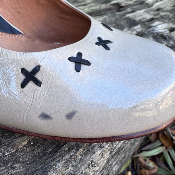 John Fluevog 8.5 M Prodigy Taupe Patent Leather Slingback Pumps Shoes Peru - Picture 10 of 14